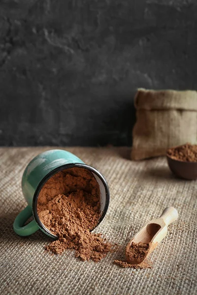 Cucharada y taza de metal con cacao en polvo — Foto de Stock