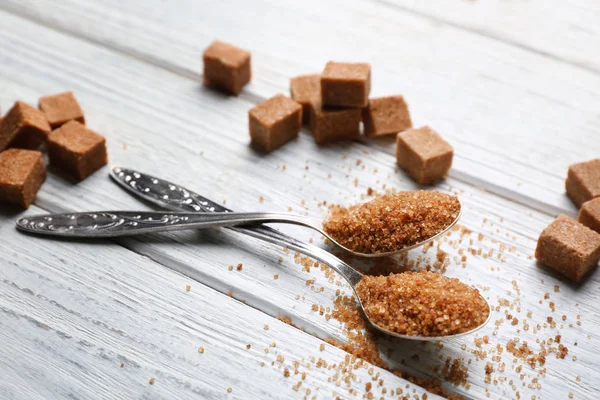 Löffel mit braunem Zucker — Stockfoto