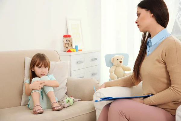 Jong kinderpsycholoog werken met meisje — Stockfoto