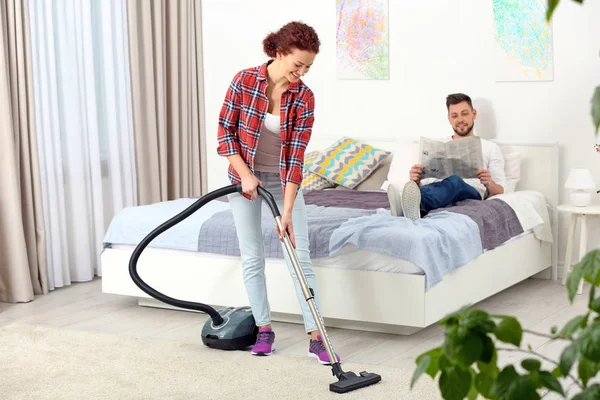 Vrouw hoovering vloer thuis — Stockfoto