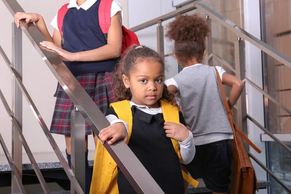 在学校楼梯上的可爱的非裔美国女孩 — 图库照片