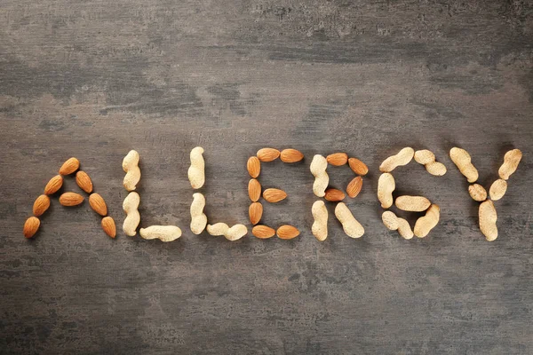 Слово ALLERGY сделано из орехов — стоковое фото
