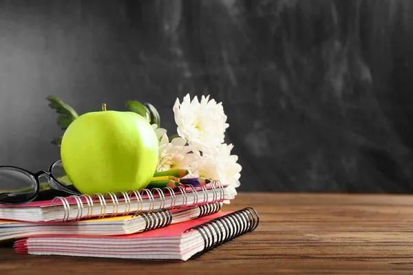 Sešity a apple na tabuli pozadí — Stock fotografie