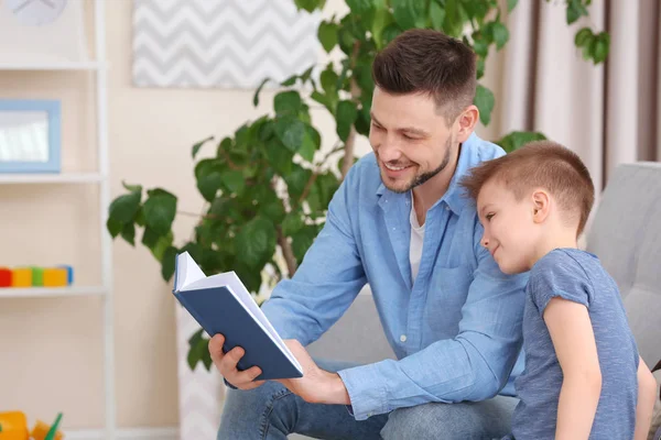 Pai e filho lendo livro — Fotografia de Stock