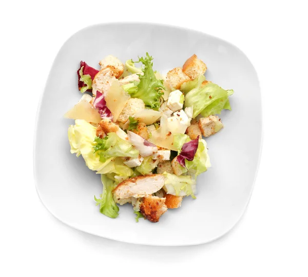 Beyaz arka plan üzerinde Tavuk salatası ile plaka — Stok fotoğraf