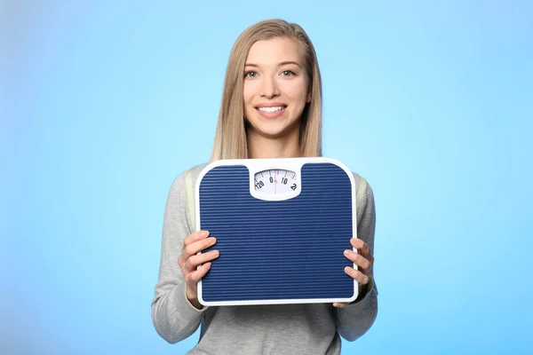 Woman holding floor scales — Stock Photo, Image