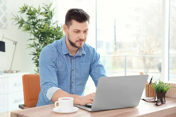 Jeune homme travaillant avec ordinateur portable — Photo