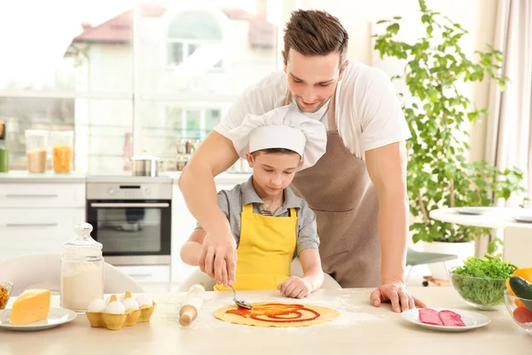 Papá e hijo cocinando en casa — Foto de Stock