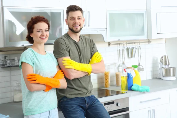 Молода пара прибирає кухню — стокове фото