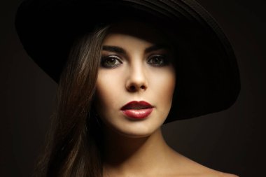 Güzel genç bir kadının portresi.