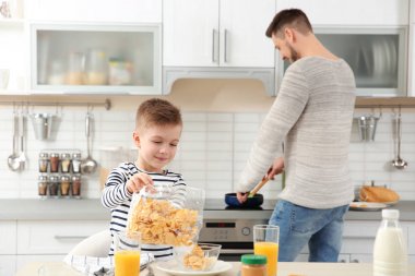 Baba ve oğul yemeğe hazırlanılıyor  