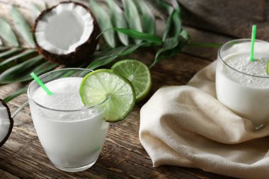 Taze hindistan cevizi sütü ile kompozisyon 