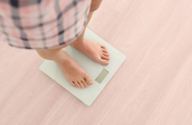  çıplak ayak ölçekler üzerinde duran