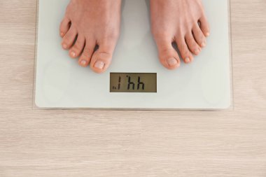 emale çıplak ayak ölçekler üzerinde duran