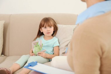 Genç çocuk psikologu küçük kız ile çalışma