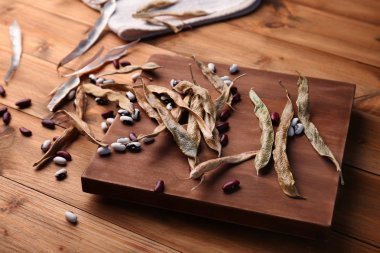 Bakla kesme tahtası üzerinde fasulye