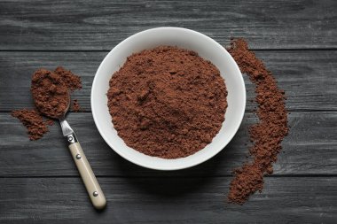 Beyaz tabak ve kaşık kakao tozu ile 