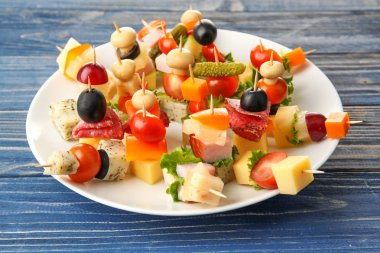 Beyaz plaka ile lezzetli kanepe 