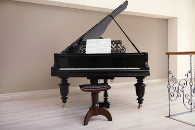 Piyano boş klasik odada
