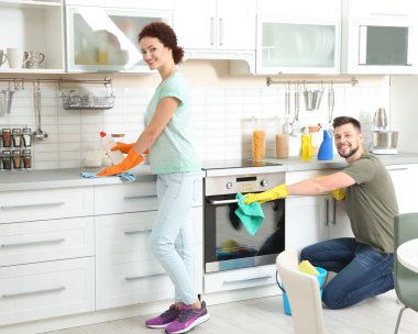 Genç çift temizlik mutfak 