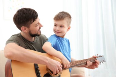 Baba öğretim gitar çalmayı oğul 