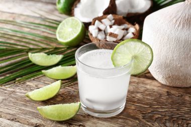 Bardak limonlu taze hindistan cevizi sütü 
