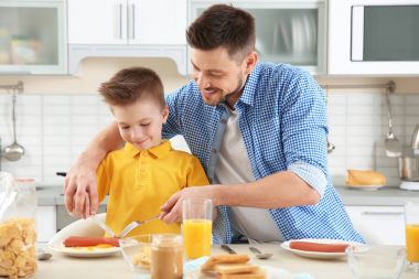 Baba ve oğul Öğle Yemeği 