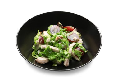 Tavuklu salata ve beyaz arka plan üzerinde üzüm ile plaka