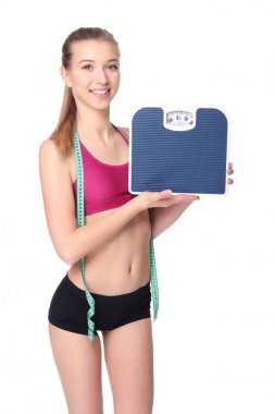 Terazi tutan genç kadın