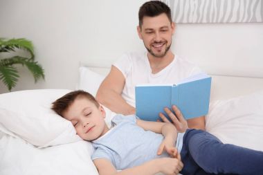 Sevimli uyuyan çocuk ve babası 