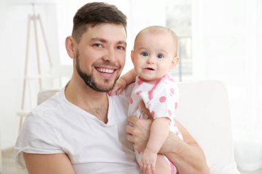 Şirin bebek kızı ile baba  