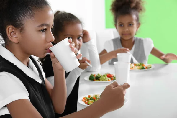 Söta afro-amerikanska flickor i matsalen i skolan — Stockfoto