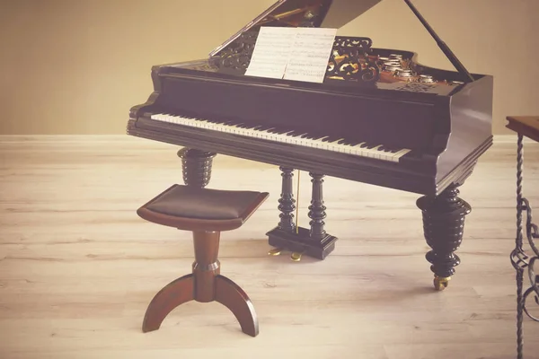 Piano in lege klassieke kamer — Stockfoto