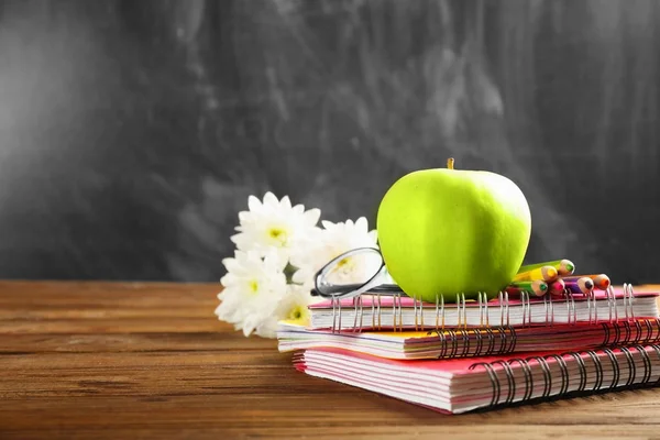 Copybooks, Glasögon och apple — Stockfoto