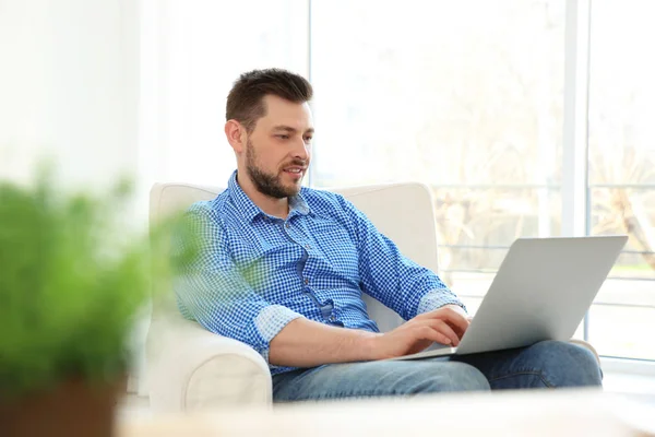 Giovane con computer portatile — Foto Stock