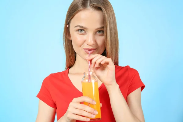 Donna con un bicchiere di succo fresco — Foto Stock