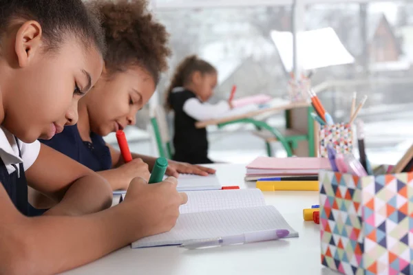 Симпатичные афро-американские девушки рисуют на уроке — стоковое фото