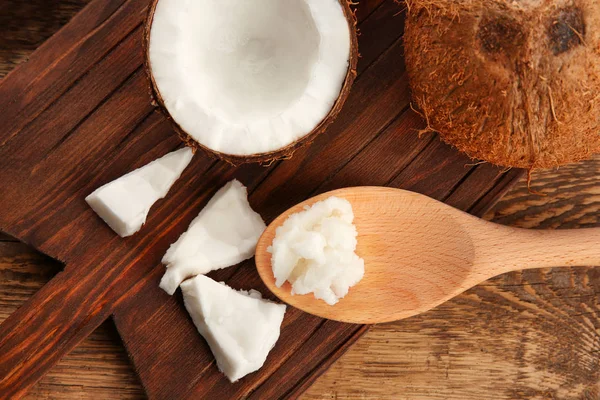Coconut and spoon with fresh oil — Stock Photo, Image