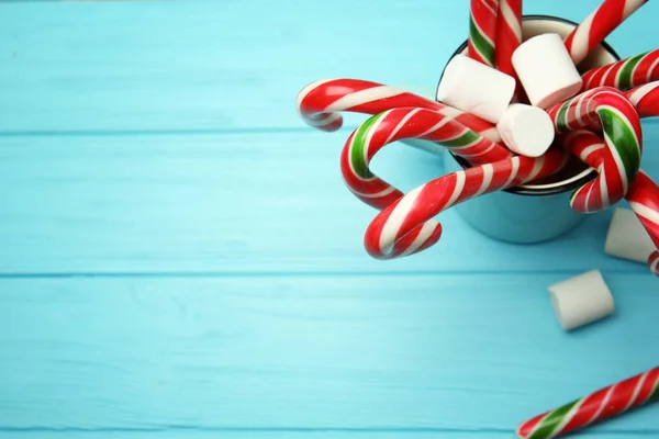 Bastoncini di zucchero natalizio e marshmallow in tazza — Foto Stock