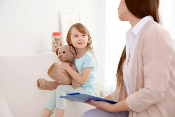 Jeune enfant psychologue travaillant avec une petite fille — Photo