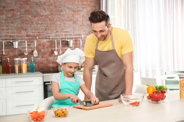Pai e filho cozinhar em casa — Fotografia de Stock