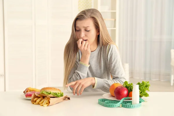 Mooie jonge vrouw die keuze maken — Stockfoto