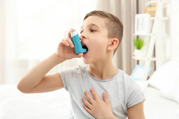 Niño usando inhalador en casa — Foto de Stock