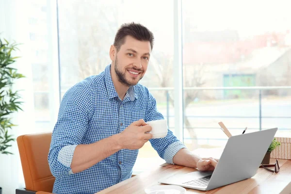 Joven que trabaja con el ordenador portátil — Foto de Stock