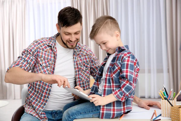 Pai e filho com tablet — Fotografia de Stock