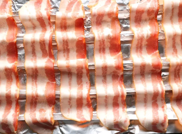 Assiette avec bandes de bacon — Photo