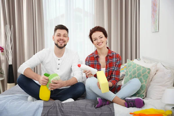 Jovem casal limpeza casa — Fotografia de Stock