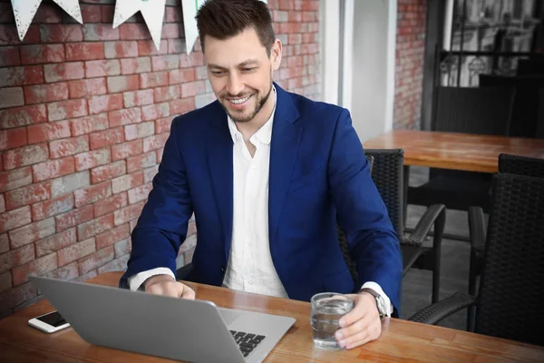 Giovane uomo d'affari che lavora con il computer portatile — Foto Stock