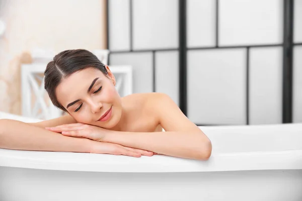 Mujer joven tomando baño —  Fotos de Stock