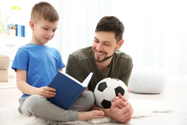 Far och son läsa bok — Stockfoto